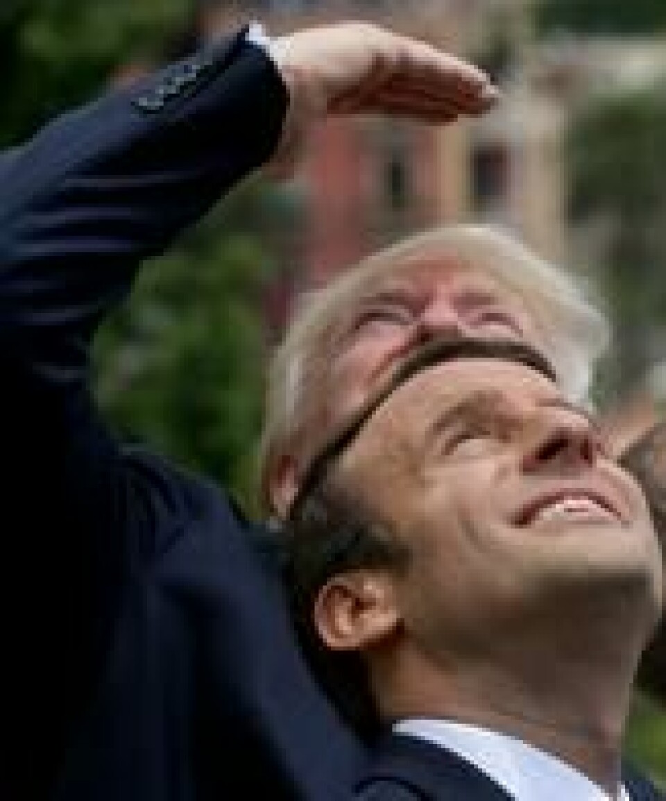 Trump og Macron følger med på flyakrobatikk under G7-møtet fredag 26. mari 2017. Scanpix/AP. Trump og Macron følger med på flyakrobatikk under G7-møtet fredag 26. mari 2017. Scanpix/AP.