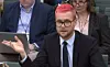 Den kanadiske dataanalytikeren Christopher Wylie vitner om hvordan det britiske selskapet Cambridge Analytica forsøkte å påvirke det amerikanske presidentvalget i 2016 gjennom falske nyheter på Facebook. NTB Scanpx/AFP. Foto: Pru / AFP