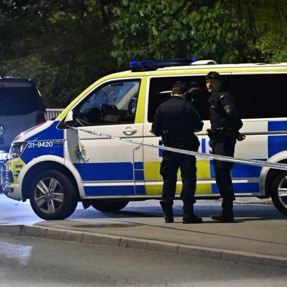 Politiet er på stedet og har satt opp sperringer etter at det skal ha vært en skyteepisode ved den israelske ambassaden i Stockholm. Foto: Anders Wiklund/TT / NTB