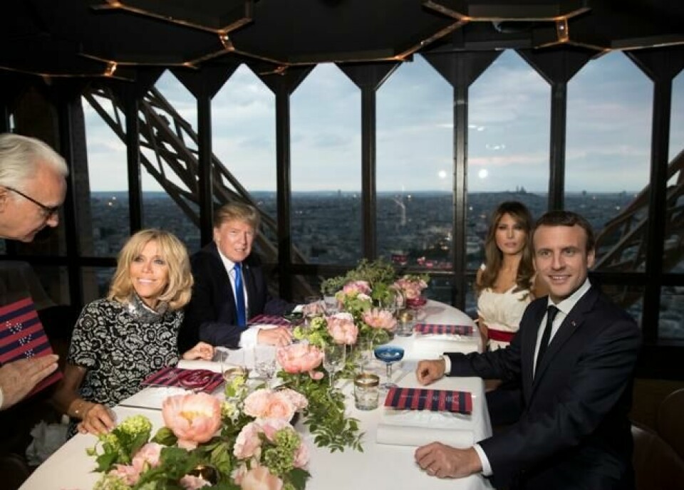 Donald Trump, førstedame Melania Trump, Frankrikes president Emmanuel Macron og hans kone Brigitte Macron i Jules Verne-restauranten i Eiffeltårnet i paris, 13. juli 2017. Scanpix/AP. Donald Trump, førstedame Melania Trump, Frankrikes president Emmanuel Macron og hans kone Brigitte Macron i Jules Verne-restauranten i Eiffeltårnet i paris, 13. juli 2017. Scanpix/AP.