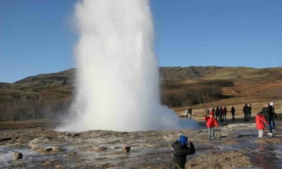 Geysiren Strokkur på Island spruter ut kokende vann hvert femte til tiende minutt. Geysiren Strokkur på Island spruter ut kokende vann hvert femte til tiende minutt.
