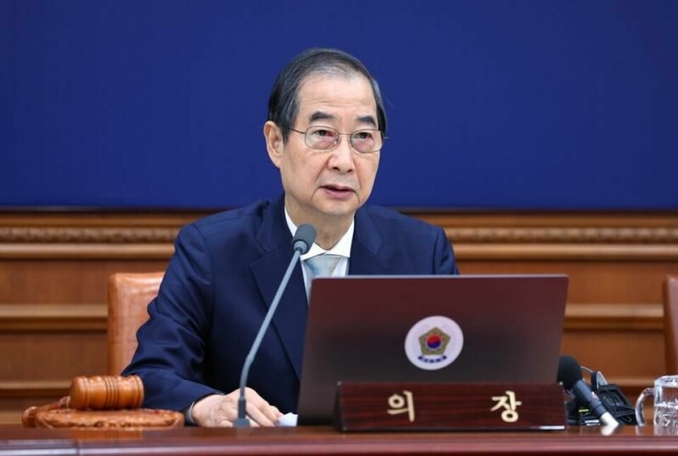 Statsminister og fungerende president Han Duck-soo under et regjeringsmøte tirsdag.