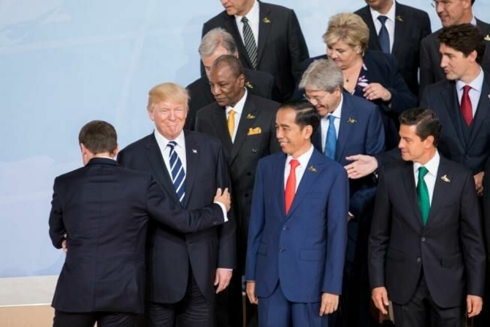 Frankrikes president Emmanuel Macron (t.h) hilser på USAs president Donald Trump i forkant av familiebildet under G-20 møte i Hamburg fredag. Norges statsminister Erna Solberg oppe til høyre. Foto: Tore Meek / NTB scanpix Frankrikes president Emmanuel Macron (t.h) hilser på USAs president Donald Trump i forkant av familiebildet under G-20 møte i Hamburg fredag. Norges statsminister Erna Solberg oppe til høyre. Foto: Tore Meek / NTB scanpix