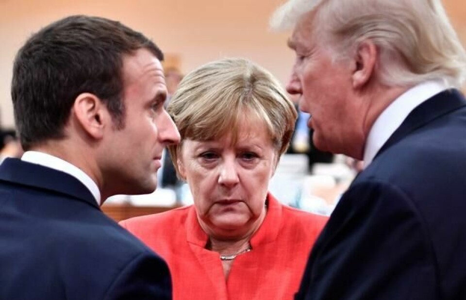 Frankrikes president Emmanuel Macron, Tysklands kansler Angela Merkel og USAs president Donal Trump i samtale under starten av G20-møtet i Hamburg 7. juli 2017. Scanpix/AP. Frankrikes president Emmanuel Macron, Tysklands kansler Angela Merkel og USAs president Donal Trump i samtale under starten av G20-møtet i Hamburg 7. juli 2017. Scanpix/AP.