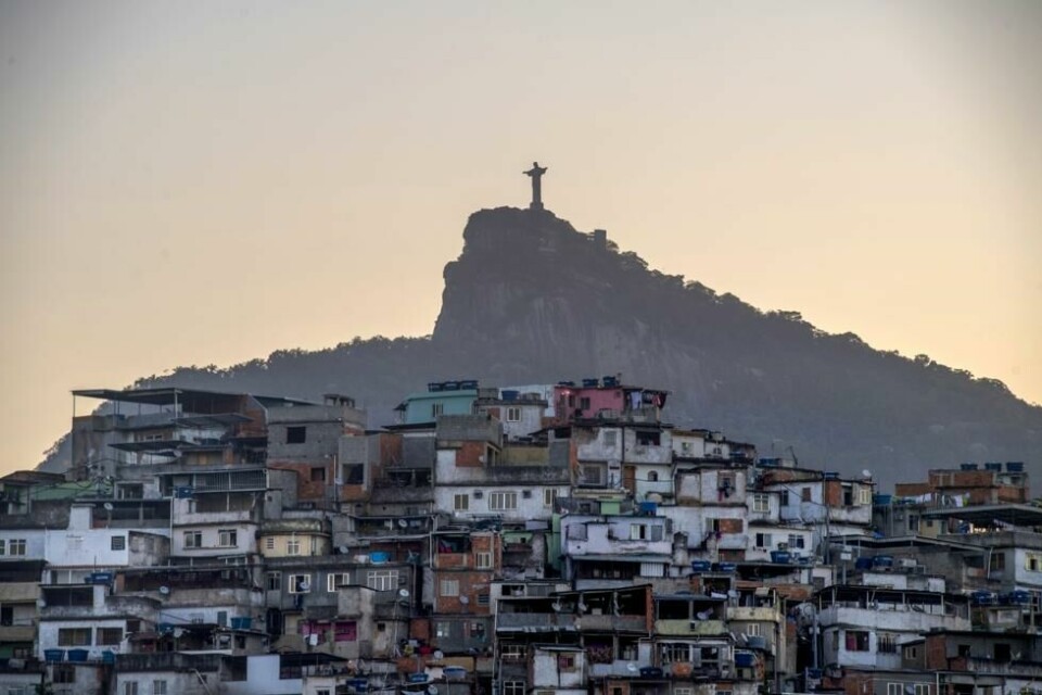 2 millioner av Rio de Janeiros 7 millioner innbyggere bor i favelaer. nå har narkobandene innført tiltak som portforbud for å hindre at coronaviruset sprer seg løpsk i favelaene. 2 millioner av Rio de Janeiros 7 millioner innbyggere bor i favelaer. nå har narkobandene innført tiltak som portforbud for å hindre at coronaviruset sprer seg løpsk i favelaene. Foto: Mauro Pimentel / AFP