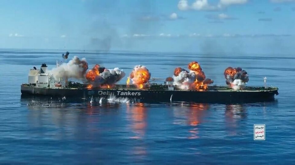 Houthi-militsen i Jemen angrep det greskregistrerte tankskipet Sounion utenfor havnebyen Hodeida i Jemen 21. august. Åtte dager utløste de sprengladninger om bord i tankskipet, som har 150.000 tonn råolje om bord. Tankskipet har siden stått i brann. Foto: Ansar Allah Media Office / AP / NTB