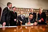 Etiopias statsminister Abiy Ahmed Ali signerte nobelprotokollen da han ankom Norge. Ahmed Ali mottar fredsprisen i Oslo rådhus tirsdag. Foto: Tore Meek / NTB scanpix Foto: Tore Meek / NTB scanpix