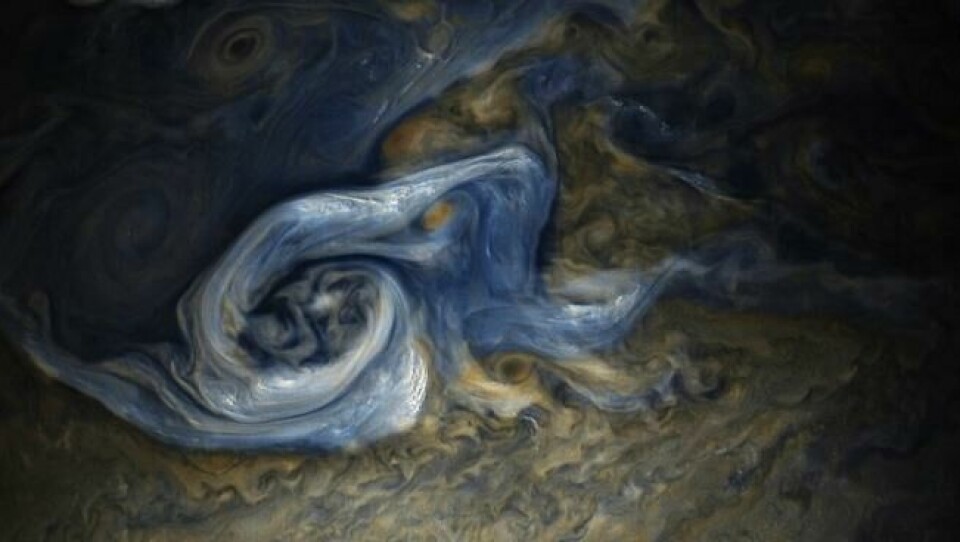 Fargeforsterket bilde av et enormt stormsystem på Jupiters nordlige halvkule. Foto: Nasa. Fargeforsterket bilde av et enormt stormsystem på Jupiters nordlige halvkule. Foto: Nasa.