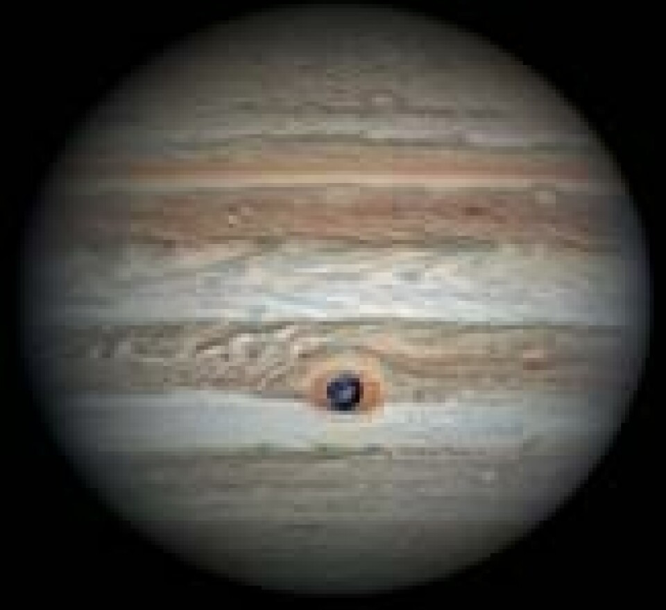 En sammenligning av Jorden og Jupiters størrelser. Ill: Nasa. En sammenligning av Jorden og Jupiters størrelser. Ill: Nasa.