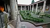 Slik var gjerne hus i Pompeii bygget - rundt et gårdsrom. Dette er Vettii-huset. Foto: Andrew Medichini / NTB