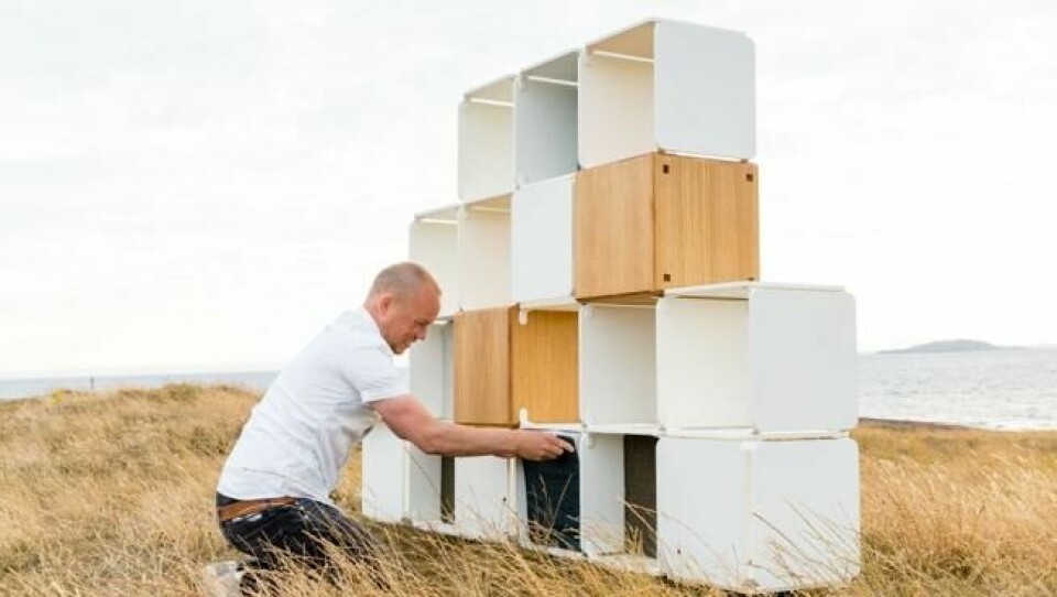 Urheim setter sammen møbelsystemet han har vært med på å designe. Urheim setter sammen møbelsystemet han har vært med på å designe. Foto: Marius Vervik