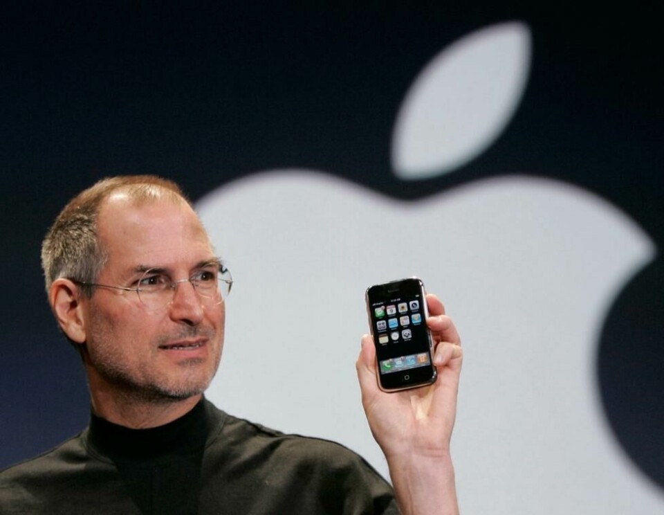 Steve Jobs holder opp den første utgaven av en Iphone på en konferanse i San Francisco i januar 2007. Steve Jobs holder opp den første utgaven av en Iphone på en konferanse i San Francisco i januar 2007. Foto: AP Photo/Paul Sakuma, File