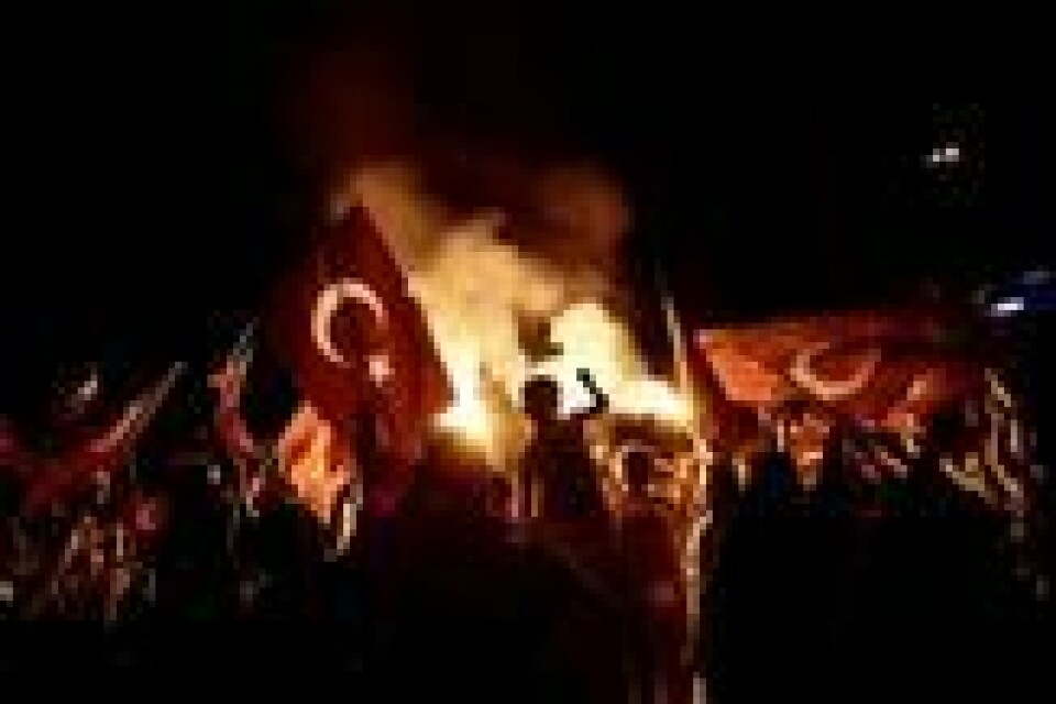 Tilhengere av Erdogan under en demonstrasjon på Taksim-plassen i Istanbul 18. juli, etter at kuppforsøket fra deler av hæren ble slått ned. Tilhengere av Erdogan under en demonstrasjon på Taksim-plassen i Istanbul 18. juli, etter at kuppforsøket fra deler av hæren ble slått ned. Foto: Aris Messinis / AFP