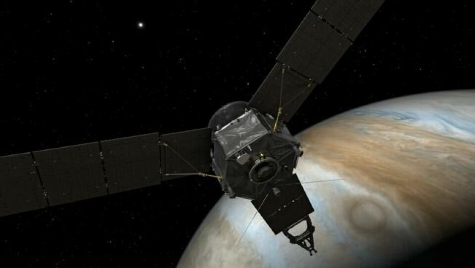 En kunstner har sett for seg Juno-sonden ved Jupiter. Solcellepanelene og hovedantennen er rettet mot Solen og Jorden i avstanden. Ill: Nasa. En kunstner har sett for seg Juno-sonden ved Jupiter. Solcellepanelene og hovedantennen er rettet mot Solen og Jorden i avstanden. Ill: Nasa.