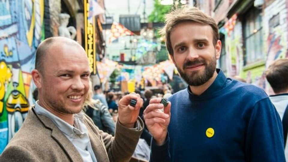 Lars Urheim sammen med daglig leder i Vestre, Jan Christian Vestre. De holder fram prøver av plastmaterialet de skal bruke i sin møbelproduksjon. Lars Urheim sammen med daglig leder i Vestre, Jan Christian Vestre. De holder fram prøver av plastmaterialet de skal bruke i sin møbelproduksjon. Foto: Nicolas Tourrenc