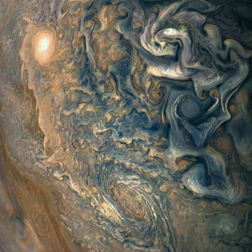 Juno-sonden befant seg litt over en Jord-diameter fra Jupiter da den tok dette bildet av atmosfæren. Siden fargeforsterket. Foto: Nasa. Juno-sonden befant seg litt over en Jord-diameter fra Jupiter da den tok dette bildet av atmosfæren. Siden fargeforsterket. Foto: Nasa.