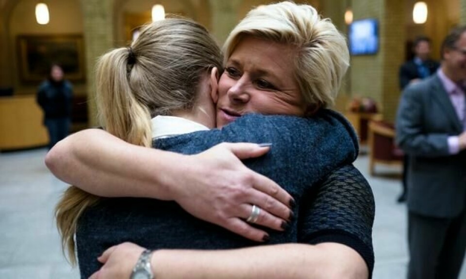 PERLEVENNER: Finansminister Siv Jensen (Frp) og WWF-Norge-direktør Nina Jensen gir hverandre en stor klem etter en spørretime i Stortinget. Foto: Ole Gunnar Onsøien / NTB scanpix PERLEVENNER: Finansminister Siv Jensen (Frp) og WWF-Norge-direktør Nina Jensen gir hverandre en stor klem etter en spørretime i Stortinget. Foto: Ole Gunnar Onsøien / NTB scanpix