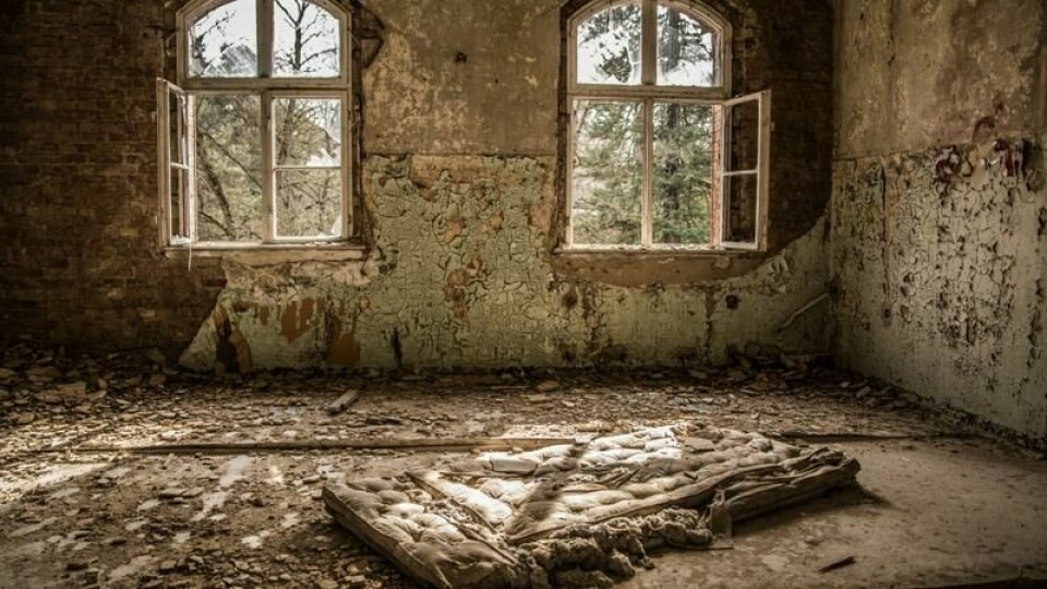 Det finnes flust av forlatte og forfalne steder rundt omkring i verden. Her er et av rommene på det gamle sykehuset Beelitz Heilstätten i Tyskland.