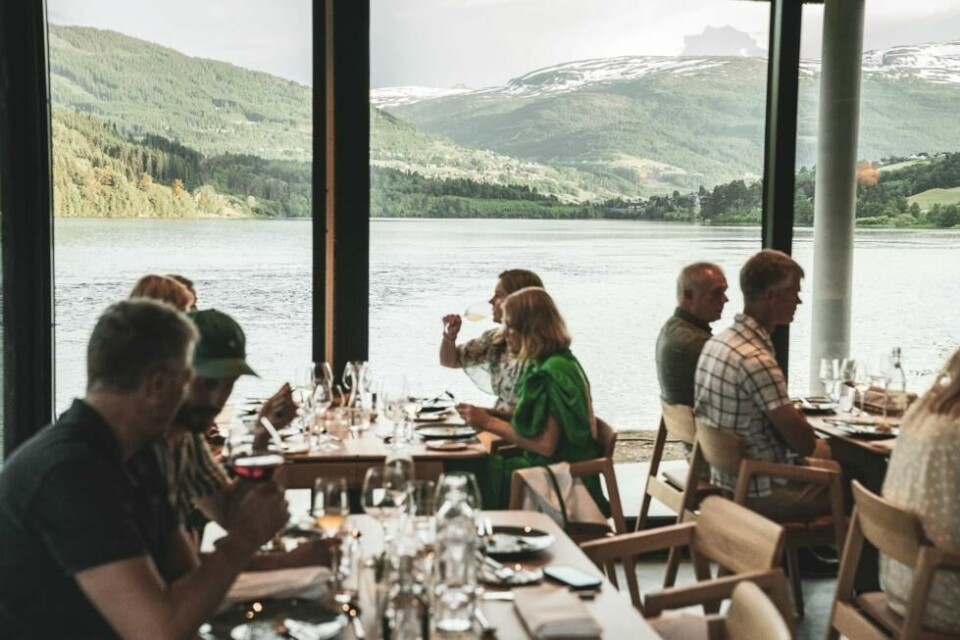 Elva design- og landskapshotell byr på treretters til verdags og syvretters smaksmeny i helgene i sitt fine dining-konsept. Og så fantastisk utsikt i tillegg, da. Elva design- og landskapshotell byr på treretters til verdags og syvretters smaksmeny i helgene i sitt fine dining-konsept. Og så fantastisk utsikt i tillegg, da. Foto: Mediesmio, Sverre F. Hjørnevik