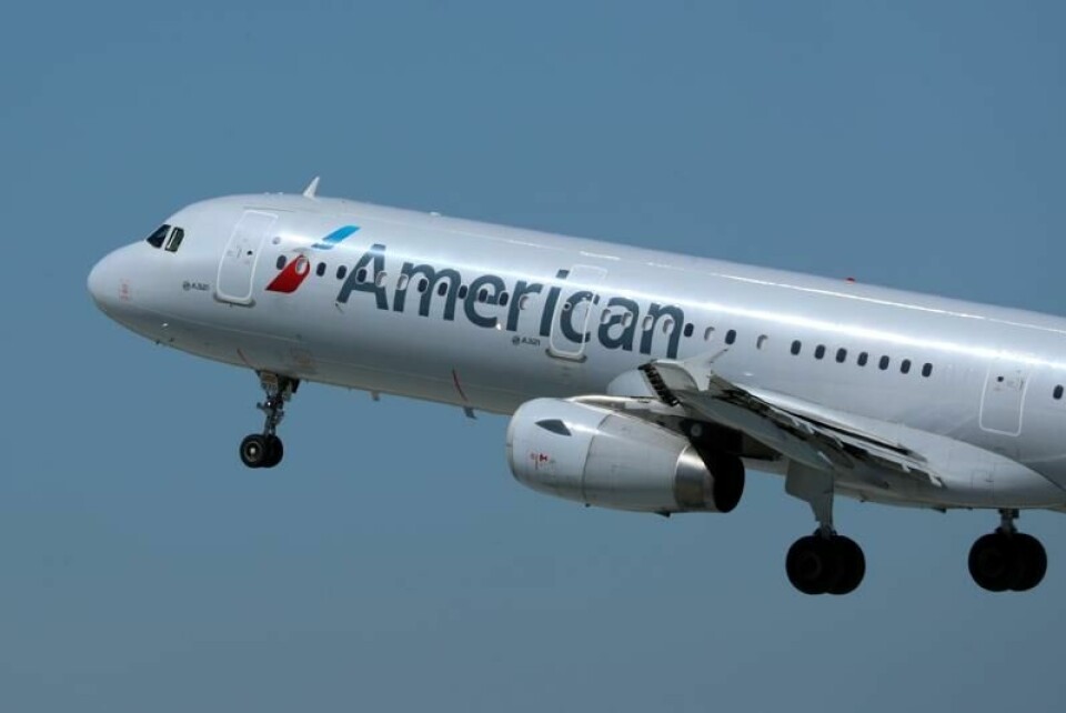 En passasjer om bord på et American Airlines-fly forsøkte å åpne flydøren midt under flyreisen. Det endte i basketak.