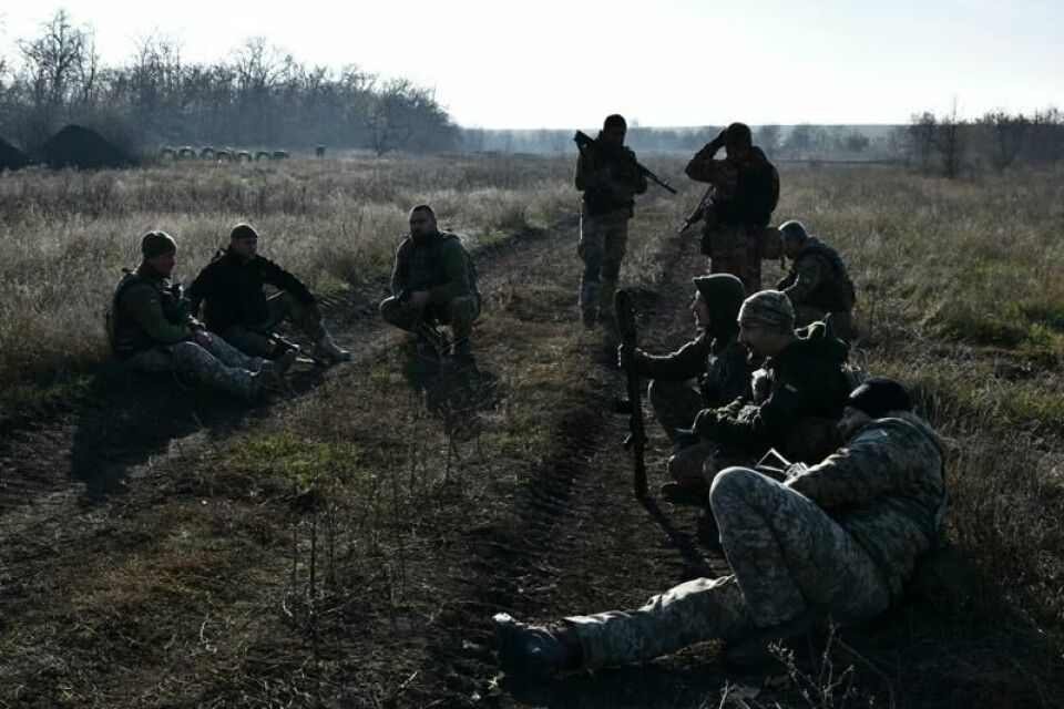 På dette bildet fra den ukrainske 65. mekaniserte brigadens pressetjeneste hviler ukrainske soldater under en øvelse i Zaporizjzja-regionen i Ukraina.