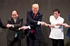 USAs president Donald Trump slet først litt med å få dreis på vennskapslenken under ASEAN-toppmøtet på Filippinene i november 2017. Vietnams statsminister Nguyen Xuan Phuc t.v. og Filippinenes president Rodrigo Duterte t.h. Scanpix/AP.