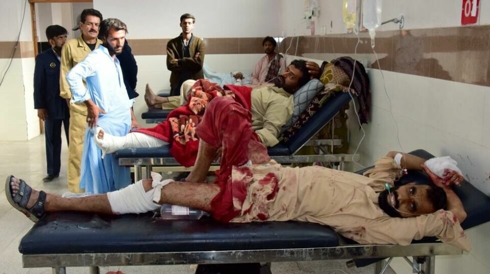 Minst 24 mennesker ble drept og over 40 såret i lørdagens selvmordsangrep mot en togstasjon i Quetta i Pakistan. Foto: AP / NTB I