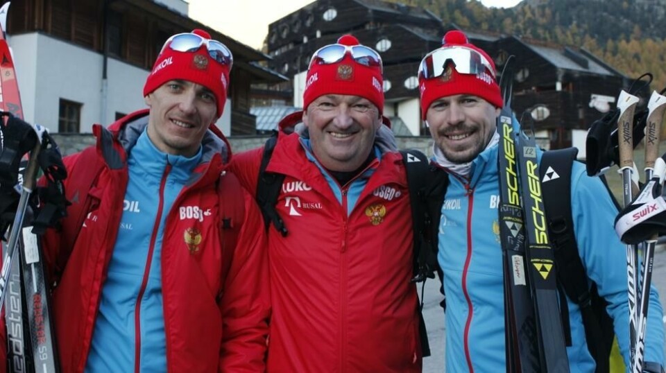 Trener Markus Cramer i Val Senales med to løpere han mener Johannes Høsflot Klæbo bør frykte i vinter, Jevgeni Belov (til v.) og Sergei Ustjugov – to dager før han falt og brakk tommelen. Foto: Stein Erik Kirkebøen