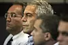 Forvalter Jeffrey Epstein (i midten) under et rettsmøte i Florida i juli 2008, der han sa seg skyldig i to titalepunkt om sexkjøp. NTB Scanpix/Reuters.