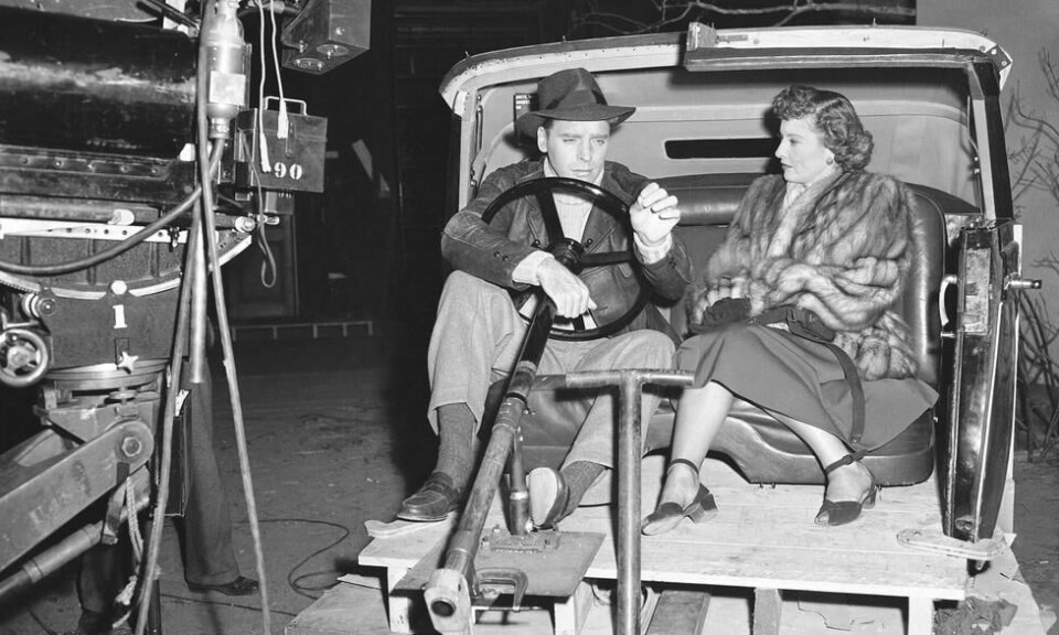 Barbara Stanwyck og motspiller Burt Lancaster slapper av mellom opptakene under innspillingen av «Beklager, feil nummer» i 1948. Foto: AP Barbara Stanwyck og motspiller Burt Lancaster slapper av mellom opptakene under innspillingen av «Beklager, feil nummer» i 1948. Foto: AP