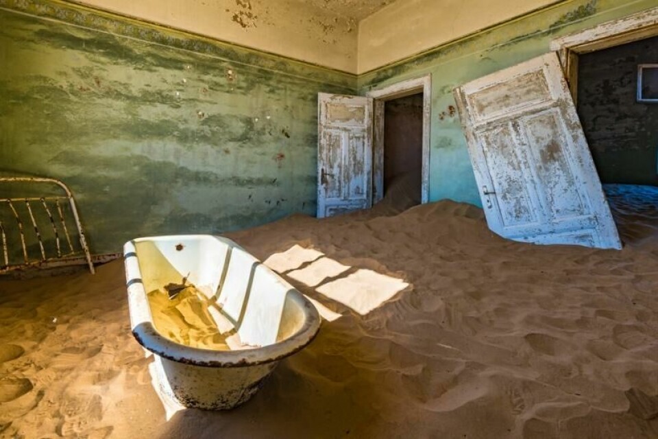 Gamle badekar og flassende maling – Kolmanskop er både uhyggelig og fascinerende. Gamle badekar og flassende maling – Kolmanskop er både uhyggelig og fascinerende. Foto: Javarman / Shutterstock / NTB