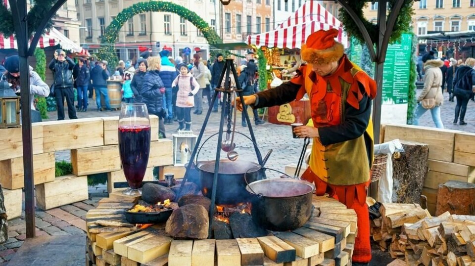 Latvias hovedstad Riga er plutselig dukket opp på listen over byer hvor nordmenn har planer om å feire jul i år. Her fra det berømte julemarkedet i byen hvor en av alvene serverer varm drikke.