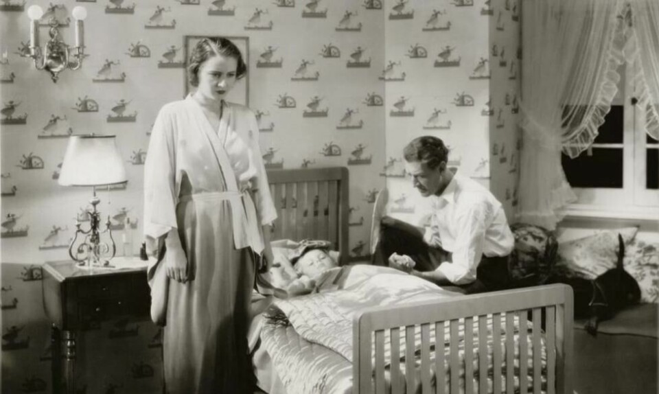 Barbara Stanwyck spilte morsrollen med glitrende overbevisning på filmlerretet, som her i «Ever In My Heart» (1933). I det virkelige liv var imidlertid situasjonen en helt annen. Foto: Warner Bros. Barbara Stanwyck spilte morsrollen med glitrende overbevisning på filmlerretet, som her i «Ever In My Heart» (1933). I det virkelige liv var imidlertid situasjonen en helt annen. Foto: Warner Bros.