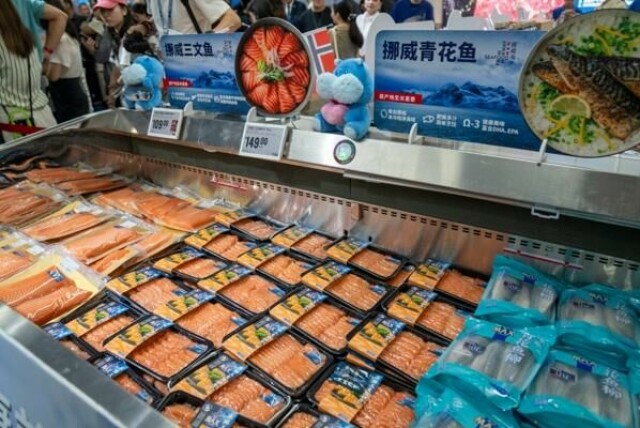 Sjømateksporten falt i mai for første gang på ti måneder. Her fra en fiskedisk på et supermarked i Shanghai i fjor.