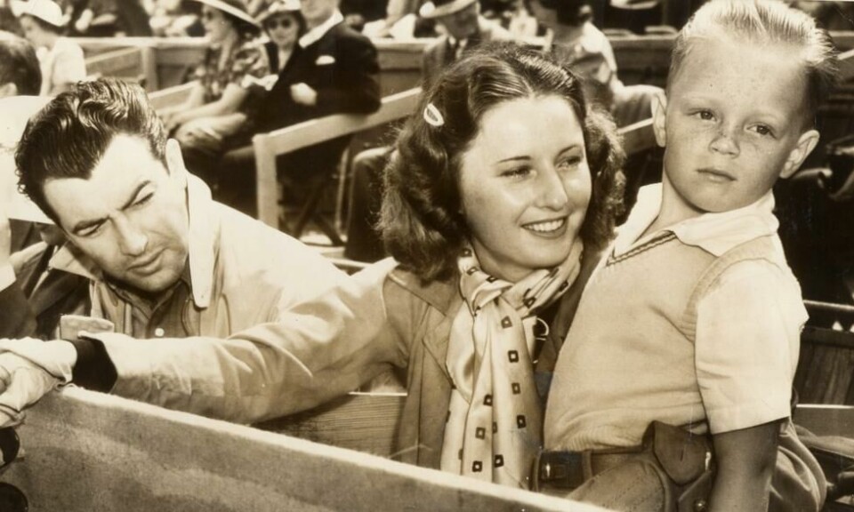 Barbara Stanwyck på et udatert bilde sammen med ektemann nummer to, Robert Taylor, og adoptivsønnen Anthony Dion Fay. Foto: DoctorMacro Barbara Stanwyck på et udatert bilde sammen med ektemann nummer to, Robert Taylor, og adoptivsønnen Anthony Dion Fay. Foto: DoctorMacro