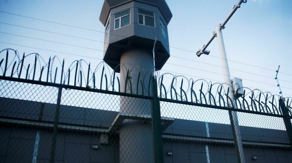 Ifølge kinesiske myndigheter er dette bygget et læringssenter for muntlig lære i Dabancheng-distriktet i xinjiang-provinsen. Slike gigantiske anlegg dukket opp i hopetall i ørkenen der Ayup bodde i Kina. Han sier at han en gang forsøkte å kjøre rundt et slikt anlegg på motorsykkel og det tok ham en halvtime.