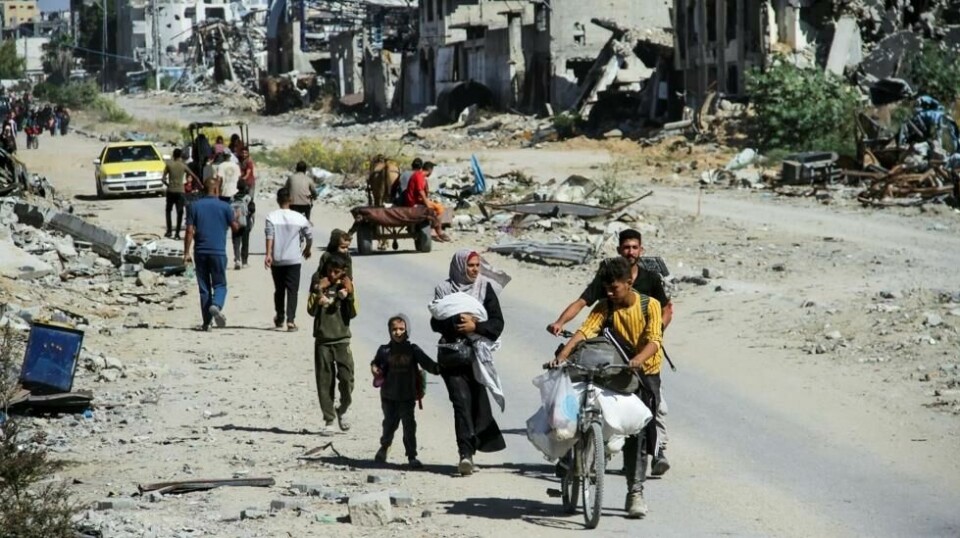 Etter et år med massivt israelsk bombardement, viser en analyse fra FNs utviklingsprogram at levekårsindeksen (HDI) for Gaza vil falle til et nivå estimert for 1955 innen utgangen av 2024. Nå har Israel vedtatt en lov som hindrer hjelpeorganisasjonen UNRWA – omtalt som Gazas sikkerhetsnett – å jobbe i Gaza. Bildet er tatt i Jabaliya i oktober i år og viser internt fordrevne som er bedt av IDF om å evakuere sørover i enklaven.