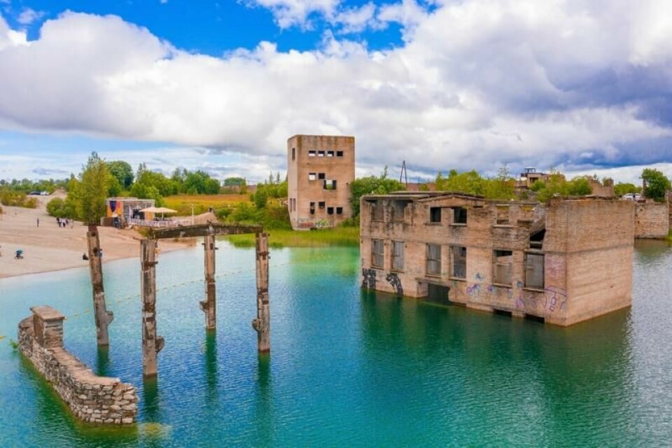 Det gamle sovjetiske fengselet Rummu Underwater Prison i Estland huset fanger på 1900-tallet. I dag står ruinene av det i vann. Det gamle sovjetiske fengselet Rummu Underwater Prison i Estland huset fanger på 1900-tallet. I dag står ruinene av det i vann. Foto: Pandora Pictures / Shutterstock / NTB