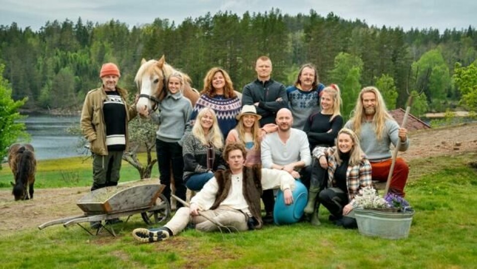 Her er årets deltakere i «Farmen Kjendis»: (Fra venstre): Espen Rustad Thoresen, Anniken Jørgensen, Signy Fardal, John Arne Riise, Thomas Felberg. Foran (fra venstre): Eli Kari Gjengedal, Sølje Bergman, Terje Sporsem, Kine Olsen Vedelden og Lasse Matberg. Sittende foran: Øde Nerdrum og Ida Fladen. Foto: Espen Solli / TV 2 Her er årets deltakere i «Farmen Kjendis»: (Fra venstre): Espen Rustad Thoresen, Anniken Jørgensen, Signy Fardal, John Arne Riise, Thomas Felberg. Foran (fra venstre): Eli Kari Gjengedal, Sølje Bergman, Terje Sporsem, Kine Olsen Vedelden og Lasse Matberg. Sittende foran: Øde Nerdrum og Ida Fladen. Foto: Espen Solli / TV 2 Foto: TV 2