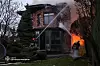 Brannmannskaper slokker flammene i et hus som ble ødelagt i et russisk luftangrep i Dnipro torsdag. Foto: Ukrainas nødetatstjeneste / AP / NTB