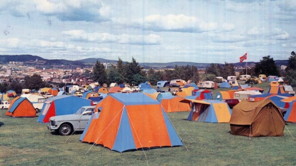 Ekeberg camping i Oslo holder åpent den dag i dag. Fargerike telt hulter til bulter har blitt erstattet av campingvogner i hvite fargetoner pent oppstilt. Lisens: Navngivelse, del på samme vilkår (CC BY-SA 4.0) Ekeberg camping i Oslo holder åpent den dag i dag. Fargerike telt hulter til bulter har blitt erstattet av campingvogner i hvite fargetoner pent oppstilt. Lisens: Navngivelse, del på samme vilkår (CC BY-SA 4.0) Foto: Ukjent/Oslo byarkiv