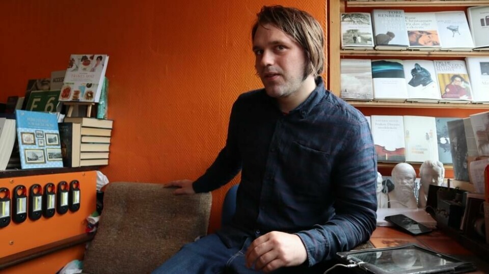 – Dette er heltid, det tar veldig mye tid. Det kommer som sagt inn hundre bøker hver dag som må settes i system, forteller Geir Hovind Frøysedal. Foto: Roger Grovold / ABC Nyheter