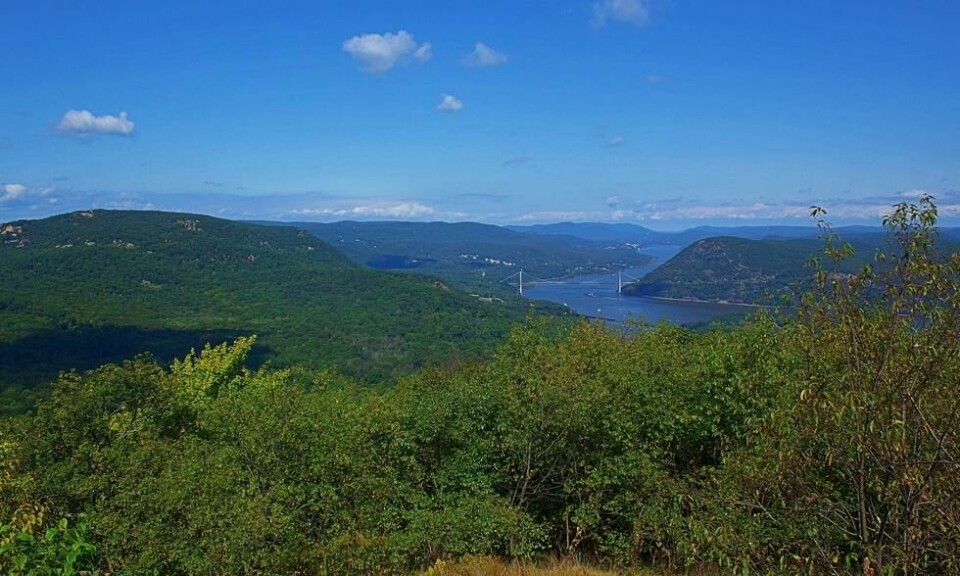 Bear Mountain State Park strekker seg ut i horisonten. Mot høyre i bildet ser vi Hudson River som bukter seg gjennom landskapet. Foto: Daniel McGrotty / Flickr Bear Mountain State Park strekker seg ut i horisonten. Mot høyre i bildet ser vi Hudson River som bukter seg gjennom landskapet. Foto: Daniel McGrotty / Flickr