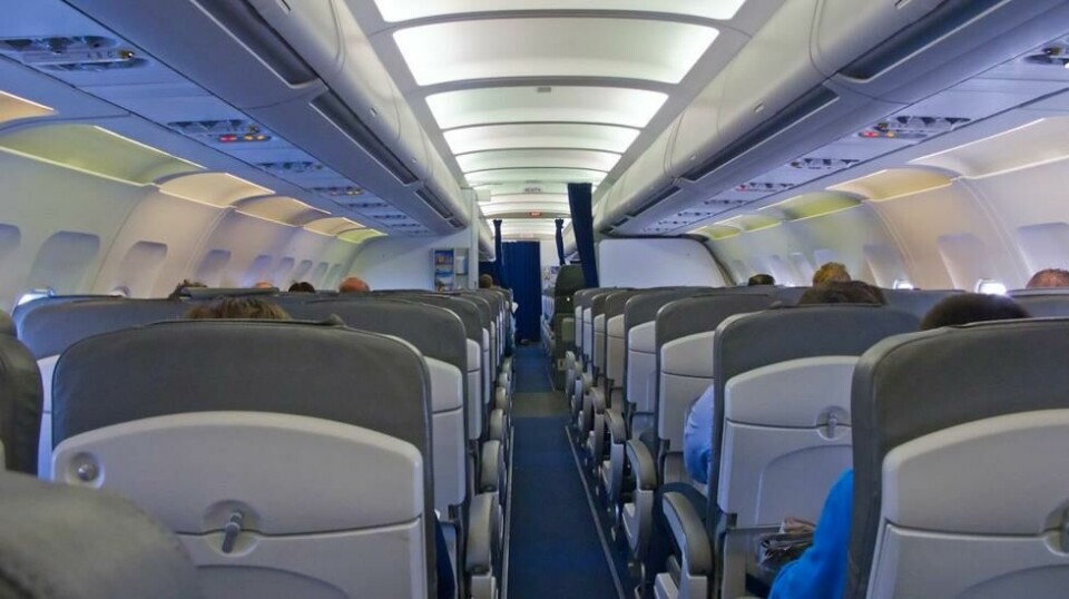 Er du redd for å bli syk, er risikoen større hvis du skrur av luftstrømmen om bord, advarer flyventilasjonseksperten Mark Gendreau. Han ber passasjerer om ikke å skru av flyets aircondition-system på tilmålt plass for å redusere risikoen for smitte om bord. Illustrasjonsfoto: Colourbox.com.