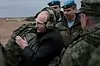 Russlands president Vladimir Putin omfavner en russisk soldat under et besøk på et militært treningssenter i det vestlige militærdistriktet for mobiliserte reservister i Ryazan-regionen, Russland, torsdag 20. oktober 2022. (Det russiske forsvarsdepartementets pressetjeneste via AP) Foto: AP