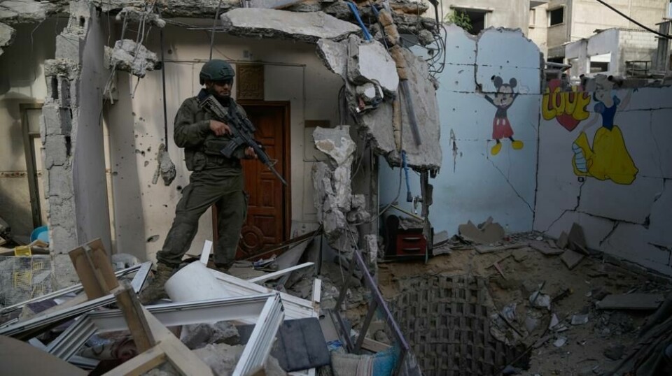 En israelsk soldat står ved inngangen til en tunnel der militæret 13. september opplyste at seks israelske gisler var blitt drept av Hamas på den sørlige Gazastripen. Foto: Leo Correa / AP / NTB