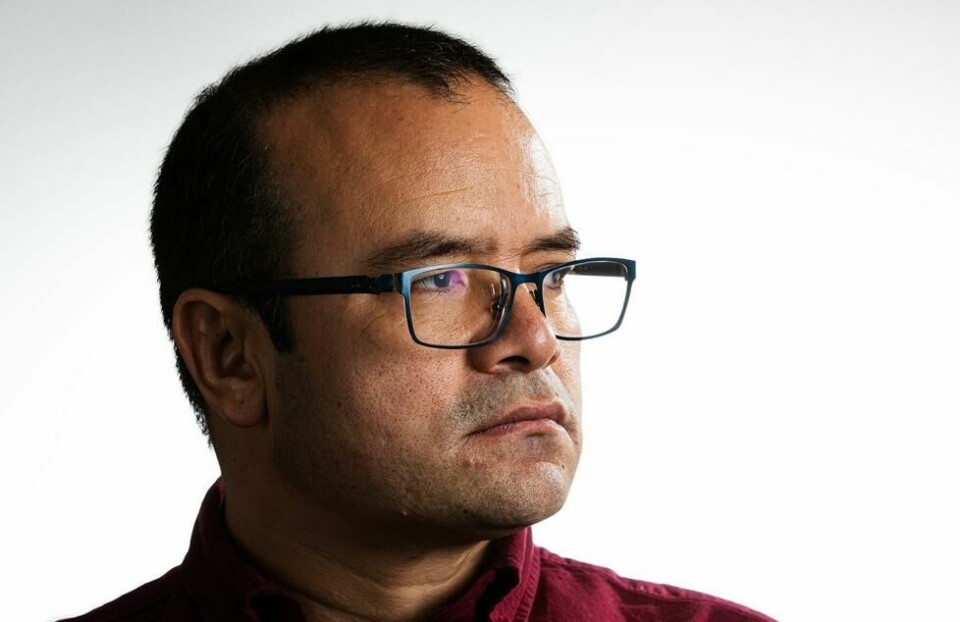 Lingvisten og forfatteren Abduweli Ayup (48) var fengslet i over ett år og utsatt for både psykisk og fysisk vold. Han måtte rømme landet og bor i dag i Bergen der han blant annet driver lørdagsundervisning i uighur. Lingvisten og forfatteren Abduweli Ayup (48) var fengslet i over ett år og utsatt for både psykisk og fysisk vold. Han måtte rømme landet og bor i dag i Bergen der han blant annet driver lørdagsundervisning i uighur. Foto: Ragnar Rørnes / Bergen bibliotek