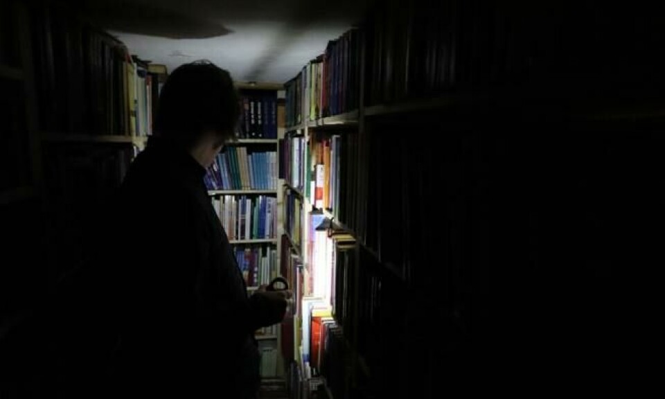 Du får med deg lommelykt når du skal ned i kjelleren, ellers vil du vankser med å se hvilke titler som befinner seg inne i de mørklagte gangene. Foto: Roger Grosvold / ABC Nyheter Du får med deg lommelykt når du skal ned i kjelleren, ellers vil du vankser med å se hvilke titler som befinner seg inne i de mørklagte gangene. Foto: Roger Grosvold / ABC Nyheter