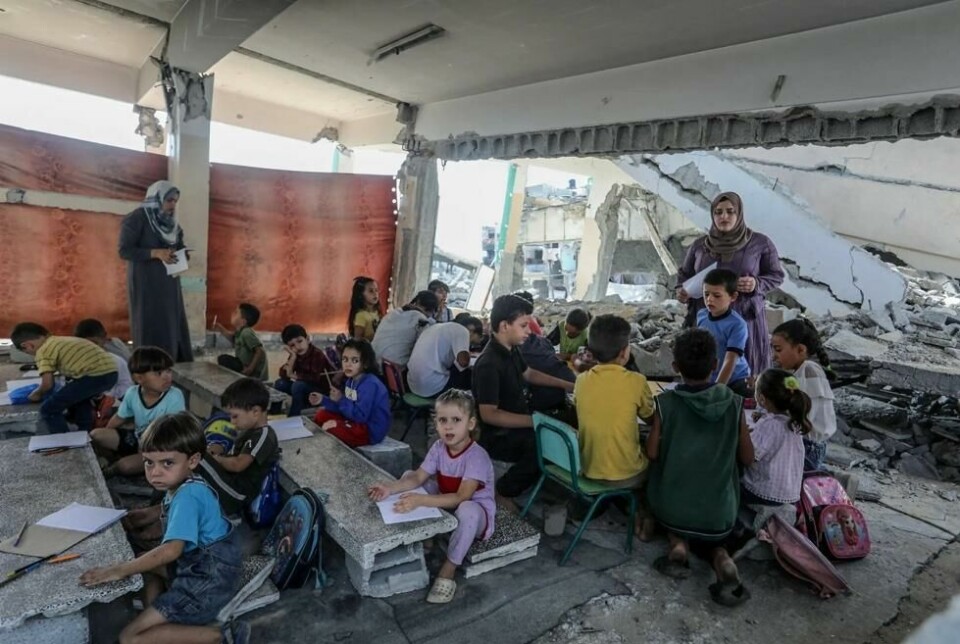 Frivillige lærere underviser barn i et ødelagt klasserom på Tabariya-skolen i Khan Yunis på Gazastripen 9. oktober 2024. Ifølge UNRWA har om lag 200 skoler vært helt eller delvis stengt siden de israelske angrepene mot Gaza startet for vel et år siden. Frivillige lærere underviser barn i et ødelagt klasserom på Tabariya-skolen i Khan Yunis på Gazastripen 9. oktober 2024. Ifølge UNRWA har om lag 200 skoler vært helt eller delvis stengt siden de israelske angrepene mot Gaza startet for vel et år siden. Foto: Abed Rahim Khatib / Anadolu / Abaca / NTB