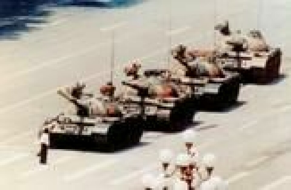 Mens militæret rullet inn mot Den himmelske freds plass 4. juni 1989, stanset en anonym mann med bæreposer de mektige tankbilene. Hans skjebne er uviss. Ingen har klart å finne ham. Mens militæret rullet inn mot Den himmelske freds plass 4. juni 1989, stanset en anonym mann med bæreposer de mektige tankbilene. Hans skjebne er uviss. Ingen har klart å finne ham. Foto: Ap Jeff Widener / AP/NTB Scanpix